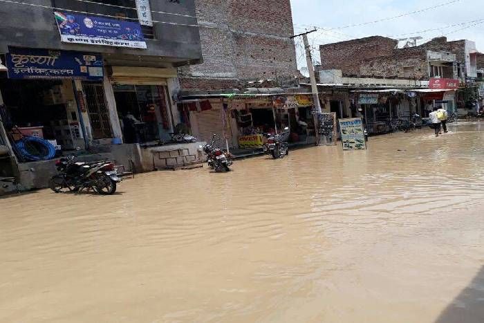 करोड़ों की खर्च से बन रही सड़क ने बारिश में बढ़ाई परेशानी