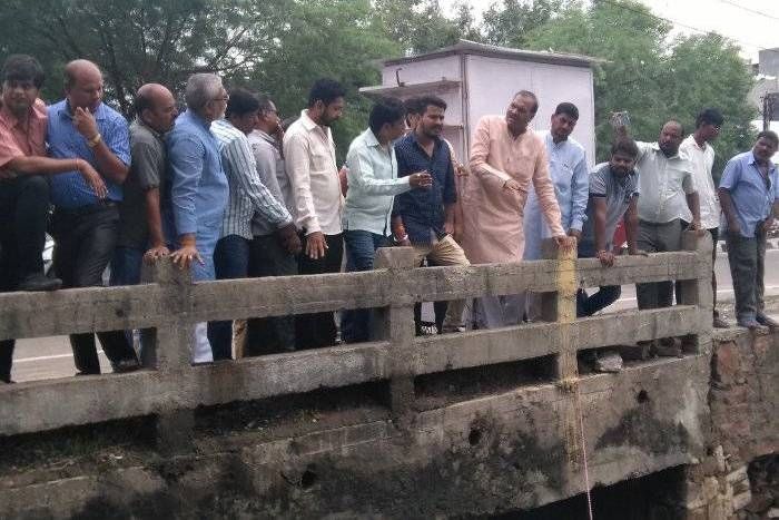 rain washes the claims of cleaning drains #On_the_spot: हल्की बारिश ने ही खोल दी नालों की सफाई की पोल