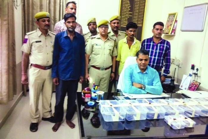 #Crime: Police arrest 2 for illegal weapon smuggling #Crime: पुलिस ने पकड़ा अवैध हथियारों का जखीरा