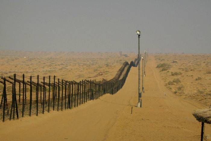 suspect caught at border सीमा के पास हथियार सहित संदिग्ध पकड़ा, तलाशी में मिला इतना कुछ कि सुरक्षा बल, पुलिस रह गए हैरान