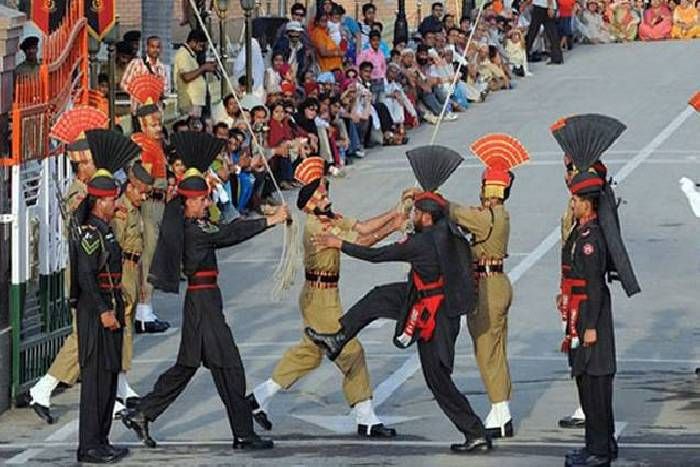 indo pak VIDEO: बीटिंग रिट्रीट करते हुए गिरा पाकिस्तनी सेना का जवान, लोगों ने खूब की नारेबाजी...