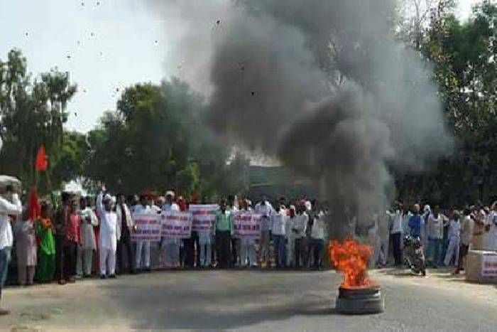 sikar photo ये क्या! किसान आंदोलन बदला जल आंदोलन में, अब पानी के लिए कर रहे है प्रदर्शन, 12 बजे बाद भी नहीं खुले बाजार....