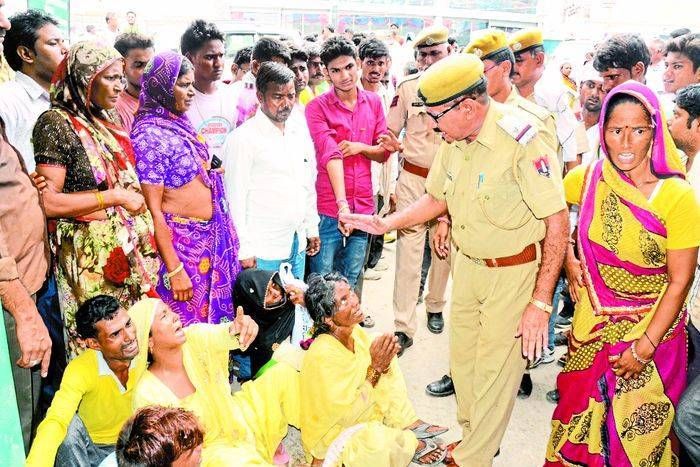 महिला की मौत पर परिजनों का हंगामा, इलाज में लापरवाही का आरोप