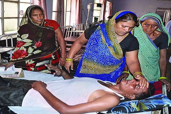 ट्रक की टक्कर से पुलिस जीप पलटी, तीन पुलिसकर्मी घायल