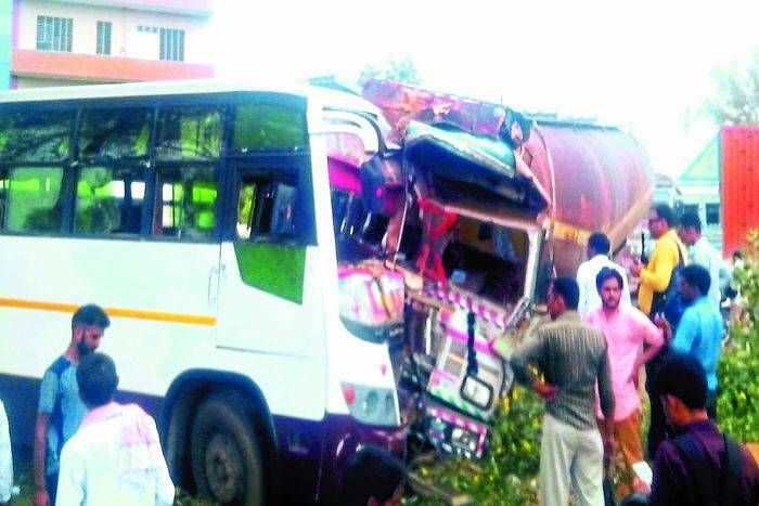 सीकर: बस और टैंकर की आमने-सामने भिंड़त, यात्रियों की चीख पुकार सुनकर पहुंचे लोग, सब कुछ बिखर गया सड़क पर...