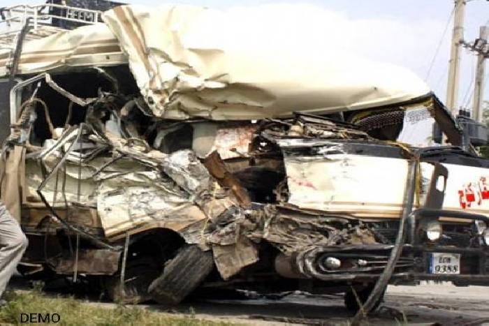 truck collides बेकाबू होकर पलटा ट्रक, चालक-खलासी हुए घायल