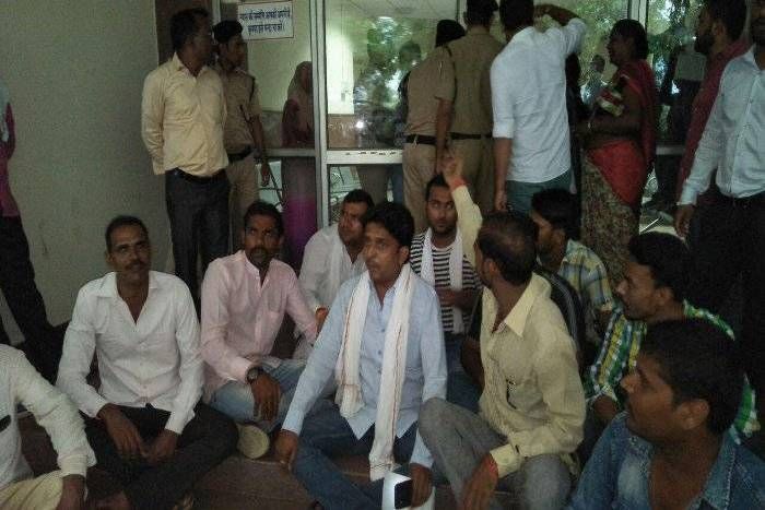 protest in UIT office Kota कॉलोनी में भरा बरसाती पानी निकलवाने के लिए न्यास अध्यक्ष से भिड़े पार्षद