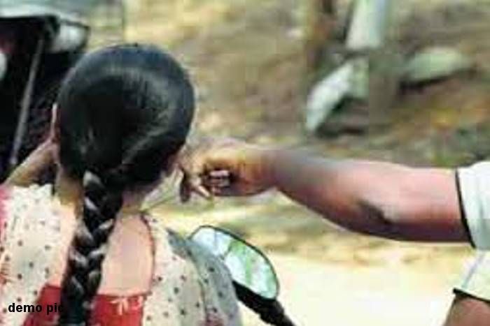 chain sneching with a lady in talwara बांसवाड़ा : घर की दहलीज पर खड़ी महिला के गले से चेन तोड़ भागे बाइक सवार