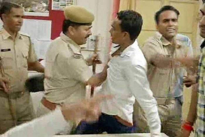 Lathicharge by the police on students of Kota Government College कोटा राजकीय महाविद्यालय में छात्रों ने पलटी प्राचार्य की मेज, पुलिस ने बरसाई लाठियां