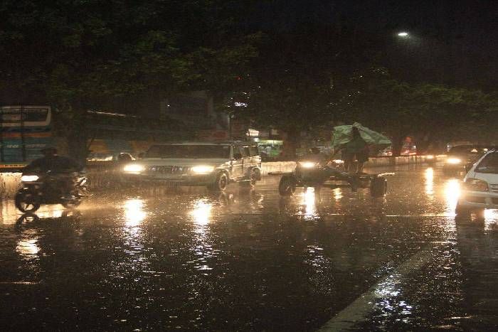 rain बूंदाबांदी से मौसम खुशनुमा, दिन भर गर्मी के बाद शाम को मामूली बरसात