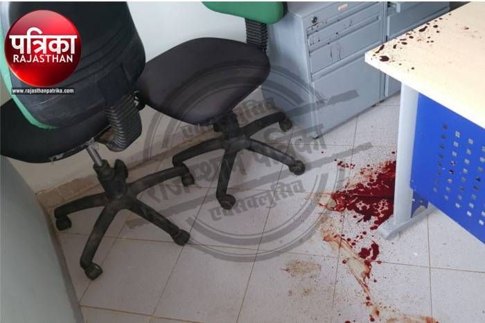 Vidoe : Robbers attacked at petrol pump Video : बांसवाड़ा में लूट : महज 1300 रुपए के लिए हथियार बंद नकाबपोशों ने पेट्रोल पंप पर बोला धावा, सुपरवाइजर को किया लहूलुहान