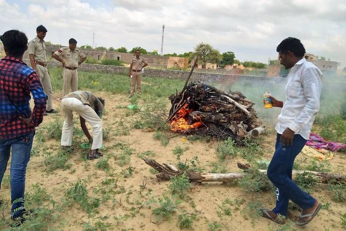 Funeral after 20 hours लकडिय़ां खरीदने को पैसे नहीं थे इसलिए इस गांव में 20 घंटे तक दाह संस्कार को तरसती रही महिला की पार्थिव देह
