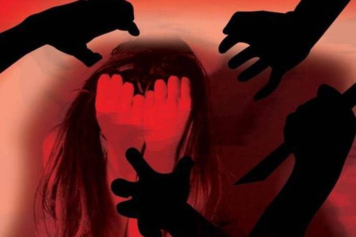 मंगेतर से मिलने आई युवती के साथ सामूहिक बलात्कार