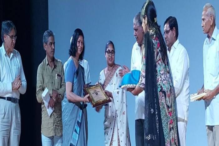 jodhpur news, vageshwari award has been conferred upon Dr. padmaja sharma, poetess Dr. padmaja sharma, writers of jodhpur, poets of jodhpur, women issue writers in jodhpur, literateures of jodhpur, latest news in hindi जोधपुर की कवयित्री डॉ.पद्मजा शर्मा को मिला वागीश्वरी सम्मान, रचनाओं से दे रहीं स्त्री सशक्तिकरण का संदेश