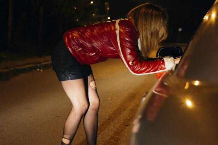 drunk woman नशे में टल्ली महिला का हाई वोल्टेज ड्रामा- बीच सड़क पर पुलिसवाले को करने लगी KISS