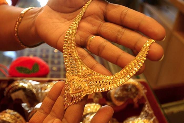 gold सोने और चांदी के दामों में आई गिरावट, जानें क्या है आज के भाव