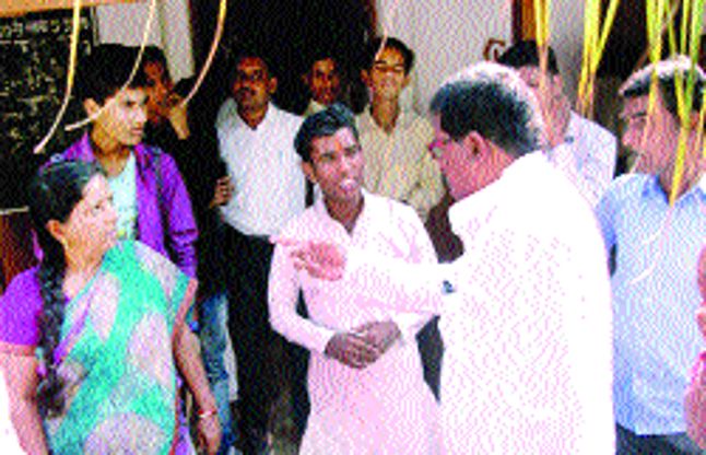 भ्रष्टाचार पर बने नाटक को देख बच्चों पर भड़क गए नेताजी