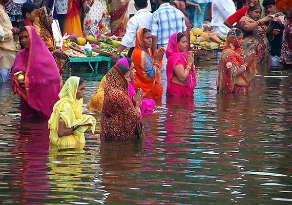 छठ पूजा : लौकी की सब्जी ग्रहण कर शुरू किया व्रत