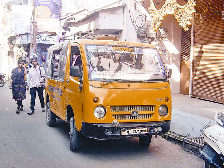 स्कूल वैन से निकला धुआं, बच्चों को सुरक्षित निकाला