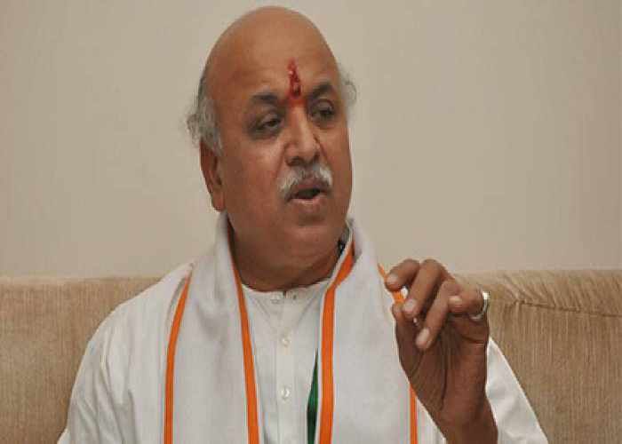 praveen togadia गौरक्षा विवाद को दलितों से जोड़ना, हिन्दू समाज को तोड़ने की साजिश: तोगड़िया