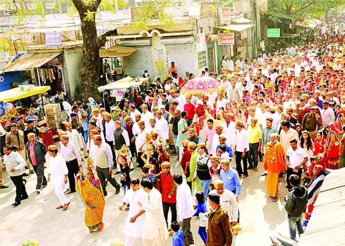 भागवत कथा के शुभारंभ पर निकाली भव्य शोभायात्रा