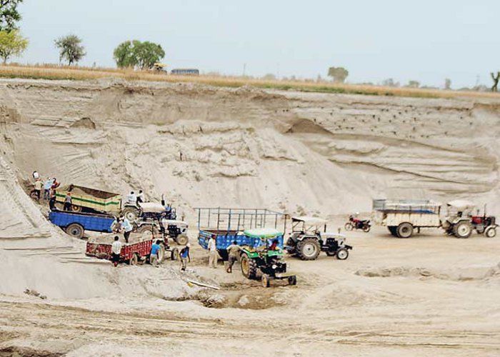 अवैध खनन में लिप्त मिले 8 ट्रैक्टर जब्त
