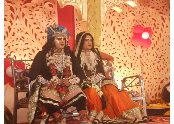 बांकेबिहारी ने गोपियों संग खेली फूलों की होली