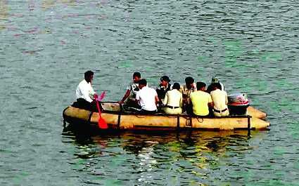 सेल्फी लेते समय नदी में गिरा था छात्र