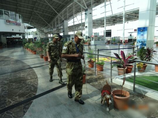 airport checking Amausi airport पर लावारिस लाल रंग की अटैची, मचा हड़कम्प