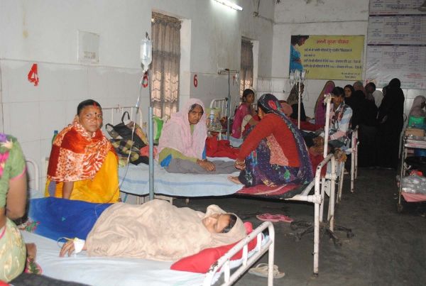 मौसम ने बढ़ाई मरीजों की संख्या, एक पलंग पर हो रहा दो-दो मरीजों का इलाज
