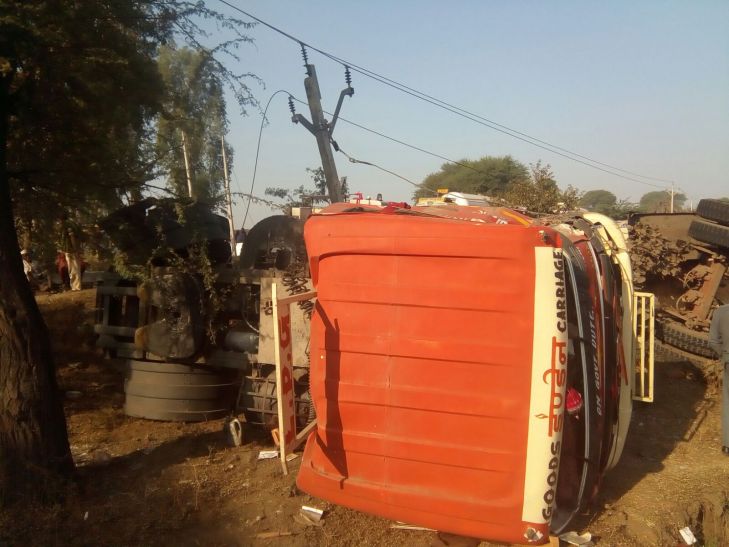 झाबुआ में LPG टैंकर पलटा, क्षेत्र में दहशत