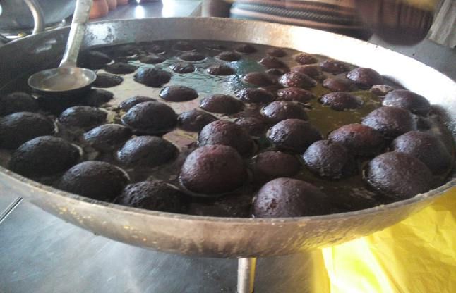 यहां के रसगुल्लों के लिए थम जाते हैं वाहनों के पहिए
