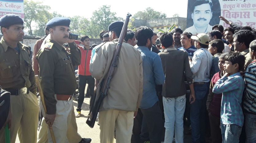 brawl in vidisha भोपाल में पुलिस पर हमला, दो गुटों के विवाद में तीन पुलिसकर्मी घायल