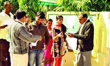 दोनों पालियों में 12 सौ से अधिक अनुपस्थित