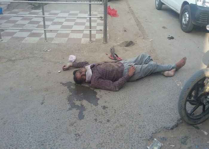 teacher drunk स्कूल में नशेड़ी शिक्षक का हंगामा, गिरफ्तार