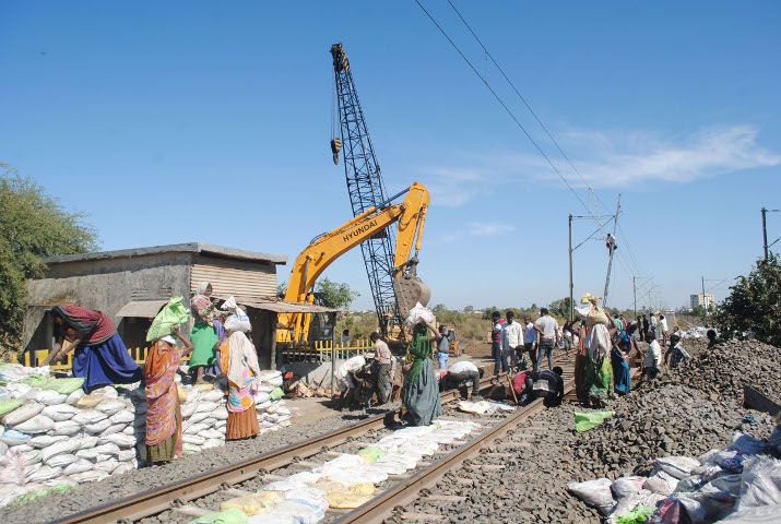 अंडरब्रिज निर्माण के लिए चार घंटे बंद रहा एक ट्रैक