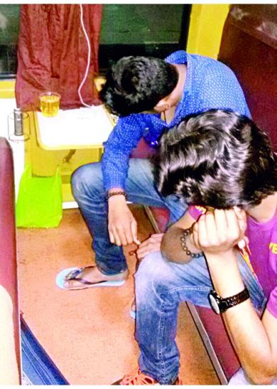 गरीबरथ में सगे भाई छलका रहे थे जाम