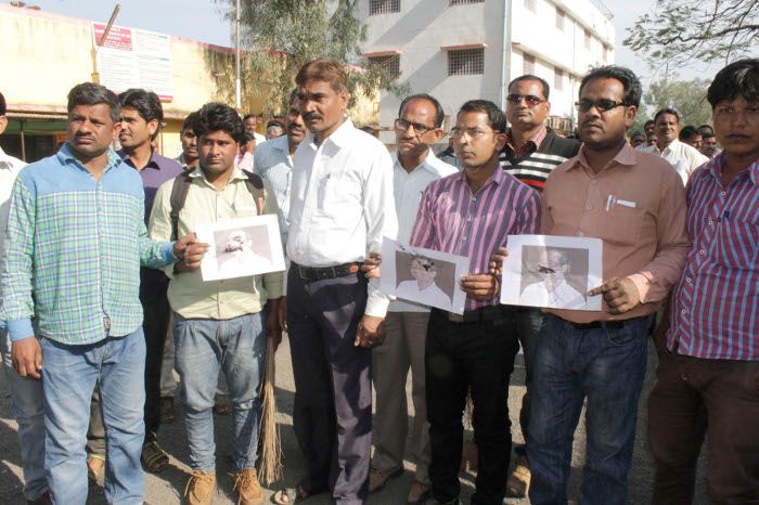 पंचायत कर्मियों ने विरोध स्वरूप जनपद कार्यालय में लगाई झाड़ू