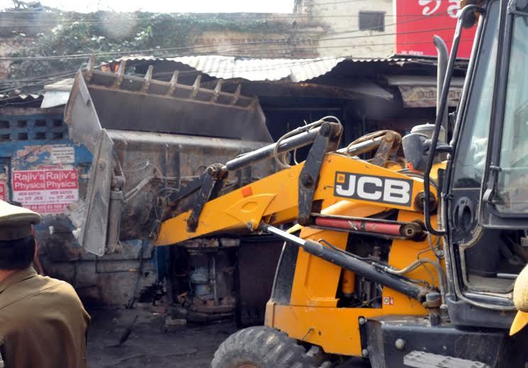आजमगढ़: धार्मिक स्थल की भूमि से हटाया गया कब्जा