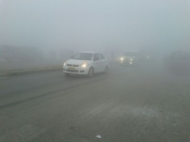 mausam कोहरे की चादर ने ढक लिया आगरा