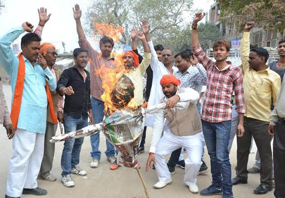 प्रताड़ना से परेशान बीटेक छात्र की आत्महत्या पर विरोध प्रदर्शन